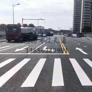 什么原因公路上的道路劃線一般都帶有反光膜？